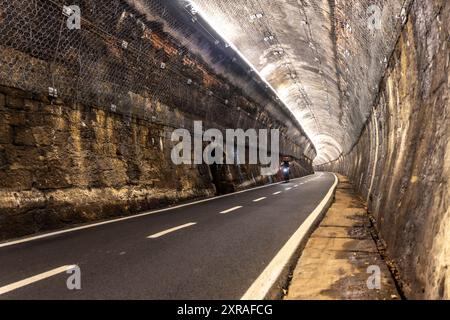 Vélo dans le tunnel sur la piste cyclable alpe adria ( Pontebanna ) à travers le Val Canale en Italie Banque D'Images