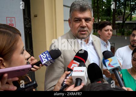 Bucarest, Roumanie. 9 août 2024 : Marcel Ciolacu, président du Parti social-démocrate (PSD) et premier ministre roumain, parle aux journalistes alors qu'il part après la réunion du Conseil politique national du PSD, au siège du parti à Bucarest. Crédit : Lucian Alecu/Alamy Live News Banque D'Images