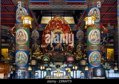 Narita, Japon - 23 juillet 2024 : la statue du Bouddha Fudo Myo-o enchantée dans la salle Komyo-do du temple Naritasan Shinsho-ji près de Tokyo au Japon Banque D'Images