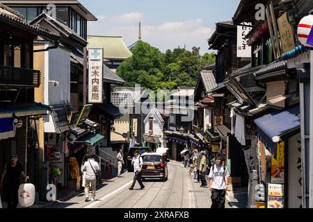 Narita, Japon - 23 juillet 2024 : rue Omotesando bordée de boutiques traditionnelles japonaises qui mène au célèbre temple Naritasan Shinsho-ji près de Tokyo Banque D'Images