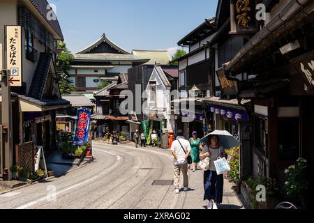 Narita, Japon - 23 juillet 2024 : rue Omotesando bordée de boutiques traditionnelles japonaises qui mène au célèbre temple Naritasan Shinsho-ji près de Tokyo Banque D'Images