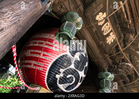 Narita, Japon - 23 juillet 2024 : lanterne japonaise traditionnelle qui se trouve dans la porte Niomon du temple bouddhiste Naritasan Shinsho-ji près de Tokyo à Japa Banque D'Images