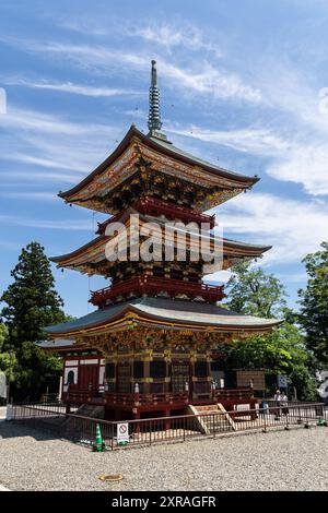 Narita, Japon - 23 juillet 2024 : vue extérieure de la pagode à trois étages à l'intérieur du temple Naritasan Shinsho-ji près de Tokyo au Japon par une journée d'été ensoleillée Banque D'Images