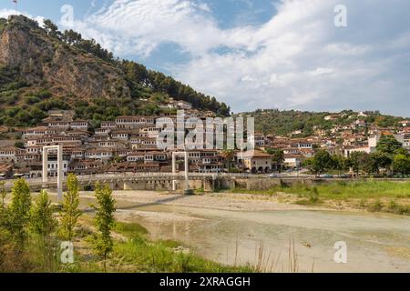 Coucher de soleil sur la ville UNESCO de Berat sur la rivière Osum en Albanie et connue pour ses maisons ottomanes blanches également appelée la ville de One over One Windows Banque D'Images