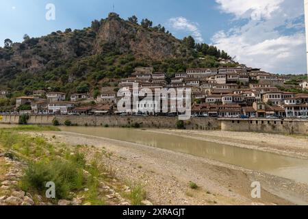 Coucher de soleil sur la ville UNESCO de Berat sur la rivière Osum en Albanie et connue pour ses maisons ottomanes blanches également appelée la ville de One over One Windows Banque D'Images