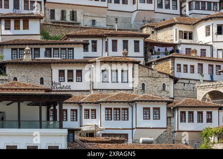 Coucher de soleil sur la ville UNESCO de Berat sur la rivière Osum en Albanie et connue pour ses maisons ottomanes blanches également appelée la ville de One over One Windows Banque D'Images