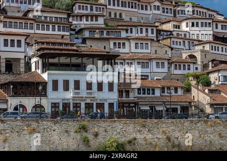 Coucher de soleil sur la ville UNESCO de Berat sur la rivière Osum en Albanie et connue pour ses maisons ottomanes blanches également appelée la ville de One over One Windows Banque D'Images