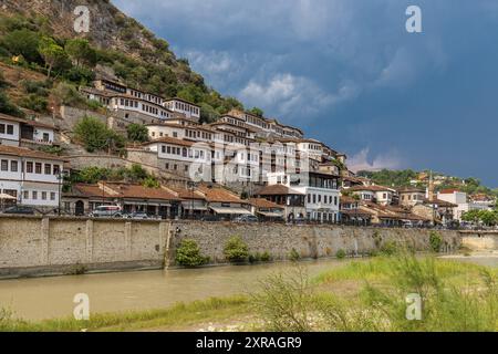 Coucher de soleil sur la ville UNESCO de Berat sur la rivière Osum en Albanie et connue pour ses maisons ottomanes blanches également appelée la ville de One over One Windows Banque D'Images