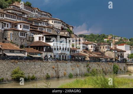 Coucher de soleil sur la ville UNESCO de Berat sur la rivière Osum en Albanie et connue pour ses maisons ottomanes blanches également appelée la ville de One over One Windows Banque D'Images