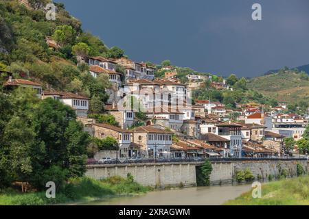 Coucher de soleil sur la ville UNESCO de Berat sur la rivière Osum en Albanie et connue pour ses maisons ottomanes blanches également appelée la ville de One over One Windows Banque D'Images