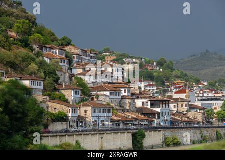 Coucher de soleil sur la ville UNESCO de Berat sur la rivière Osum en Albanie et connue pour ses maisons ottomanes blanches également appelée la ville de One over One Windows Banque D'Images