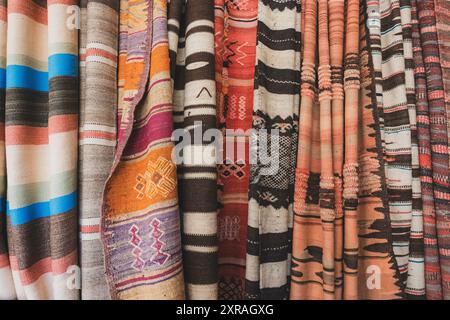 Gros plan de tapis berbères en laine marocaine véritable, tons terreux colorés, design traditionnel authentique tissé, motif géométrique, vallée de l'Ourika, Maroc Banque D'Images