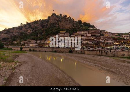 Coucher de soleil sur la ville UNESCO de Berat sur la rivière Osum en Albanie et connue pour ses maisons ottomanes blanches également appelée la ville de One over One Windows Banque D'Images