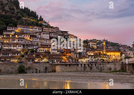 Coucher de soleil sur la ville UNESCO de Berat sur la rivière Osum en Albanie et connue pour ses maisons ottomanes blanches également appelée la ville de One over One Windows Banque D'Images