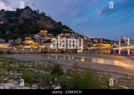 Coucher de soleil sur la ville UNESCO de Berat sur la rivière Osum en Albanie et connue pour ses maisons ottomanes blanches également appelée la ville de One over One Windows Banque D'Images