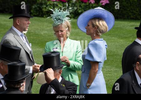 Ascot, Royaume-Uni. 20 juin 2024. Mike Tindall, la duchesse de Richmond (M) et Zara Phillips dans le Parade Ring à Royal Ascot le Ladies Day. Crédit : Maureen McLean/Alamy Banque D'Images