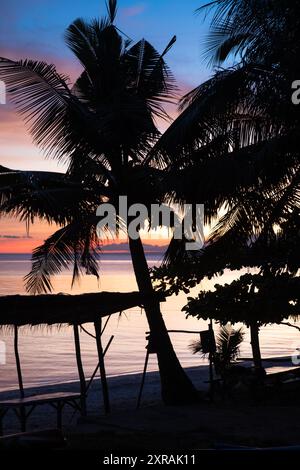 Beau coucher de soleil sur une plage à Siquijor, Philippines Banque D'Images