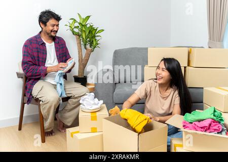 Les couples recyclent, donnent et emballent des boîtes pour le déménagement tout en déplaçant la maison pour le développement durable et le mode de vie écologique. Sauvegarde de l'environnement avec zéro Banque D'Images