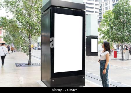 Panneau d'affichage blanc vierge. Maquette de rue. Affiches publicitaires sur bannière. Visionneuse publicitaire numérique située au milieu de la passerelle. vertical fo Banque D'Images