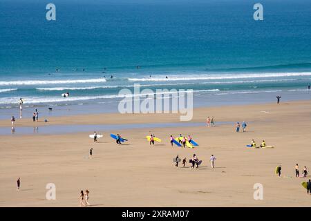 les gens apprécient la grande plage dans la ville balnéaire de perranporth sur la côte nord de cornouailles Banque D'Images