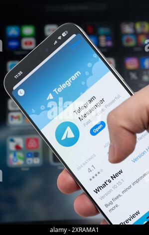 New York, États-Unis - 5 août 2024 : smartphone en main avec application Telegram sur écran macro gros plan avec arrière-plan flou Banque D'Images