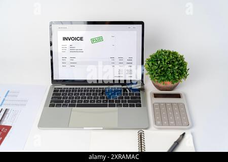 Gros plan sur les factures et factures de différence, les documents et les documents administratifs. Logiciel en ligne Digital Tax E Invoice sur l'écran de l'ordinateur portable. Online Electronic Bill Managem Banque D'Images