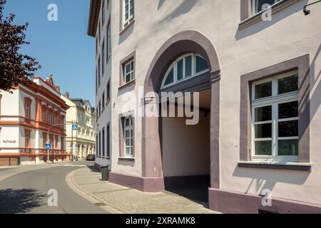 Weilburg, ehem. Gesellschaftshaus Mauerstraße 13, ab 1816 erbaut, Tordurchfahrt, im Hintergrund das neue Rathaus Banque D'Images