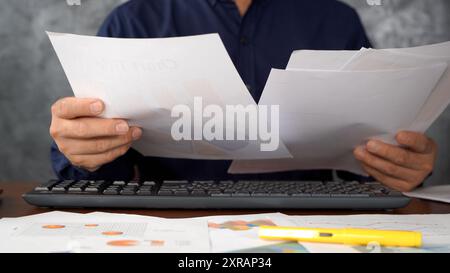 Commencez l'apprentissage du concept en salle de réunion, documentez la note commerciale. Gestionnaire d'homme d'affaires mains d'écriture à l'entreprise sur le bureau bureau pour la lecture, Banque D'Images