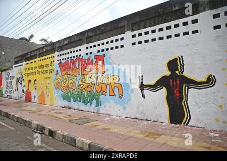 Dhaka, Bangladesh. 09 août 2024. Après que Sheikh Hasina a fui le pays, des étudiants ont peint des graffitis dans différentes rues de Dhaka, au Bangladesh, le 9 août 2024. Photo Habibur Hahman/ABACAPRESS. COM Credit : Abaca Press/Alamy Live News Banque D'Images