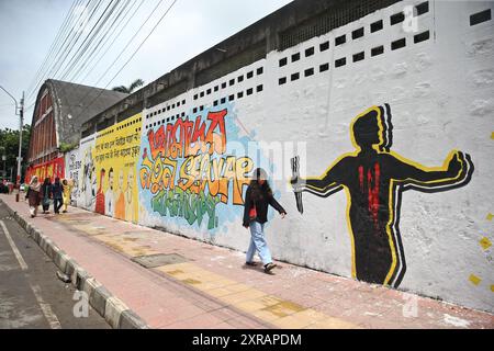 Dhaka, Bangladesh. 09 août 2024. Après que Sheikh Hasina a fui le pays, des étudiants ont peint des graffitis dans différentes rues de Dhaka, au Bangladesh, le 9 août 2024. Photo Habibur Hahman/ABACAPRESS. COM Credit : Abaca Press/Alamy Live News Banque D'Images