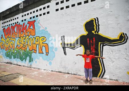 Dhaka, Bangladesh. 09 août 2024. Après que Sheikh Hasina eut fui le pays, des étudiants ont peint des graffitis dans différentes rues de Dhaka, au Bangladesh, le 9 août 2024. Photo Habibur Hahman/ABACAPRESS. COM Credit : Abaca Press/Alamy Live News Banque D'Images
