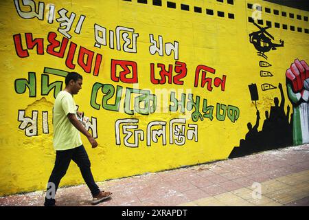 Dhaka, Bangladesh. 09 août 2024. Après que Sheikh Hasina eut fui le pays, des étudiants ont peint des graffitis dans différentes rues de Dhaka, au Bangladesh, le 9 août 2024. Photo Habibur Hahman/ABACAPRESS. COM Credit : Abaca Press/Alamy Live News Banque D'Images