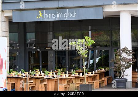 Logo, Schrifttzug an einer filiale von Hans im Glück, ein deutsches Franchising Unternehmen der Systemgastronomie für Burger *** logo, lettrage sur une succursale de Hans im Glück, une société allemande de franchisage dans le secteur de la restauration de hamburgers Banque D'Images