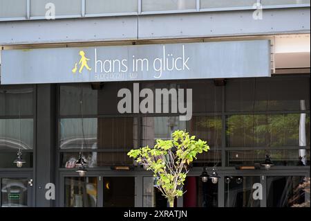 Logo, Schrifttzug an einer filiale von Hans im Glück, ein deutsches Franchising Unternehmen der Systemgastronomie für Burger *** logo, lettrage sur une succursale de Hans im Glück, une société allemande de franchisage dans le secteur de la restauration de hamburgers Banque D'Images