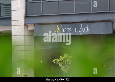Logo, Schrifttzug an einer filiale von Hans im Glück, ein deutsches Franchising Unternehmen der Systemgastronomie für Burger *** logo, lettrage sur une succursale de Hans im Glück, une société allemande de franchisage dans le secteur de la restauration de hamburgers Banque D'Images
