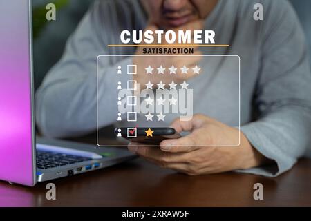 Expérience client concept insatisfait, homme d'affaires mécontent client avec tristesse émotion visage sur l'écran de smartphone, mauvaise critique, mauvais service n'aime pas b Banque D'Images