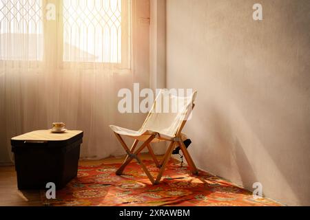 Intérieur loft avec coussin blanc dans le panier mèche près de chaise en bois et décoration de la maison sur la table d'appoint. Salon élégant avec de nouveaux meubles en bohème Banque D'Images
