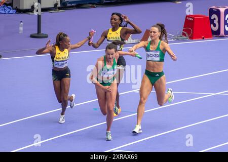 Saint Denis, France, 9 août 2024. Athlétisme - relais 4x100 mètres féminin tour 1 - les coureuses passent le relais - Jacques Julien / Alamy Live News Banque D'Images