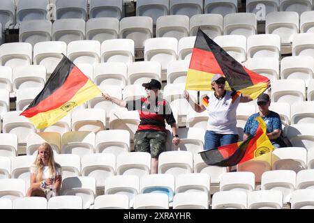 Lyon, France. 09 août 2024. Jeux olympiques, Paris 2024, football, femmes, match pour la troisième place, Espagne - Allemagne, Groupama Stadium, les supporters allemands sont assis dans les tribunes. Crédit : Marcus Brandt/dpa/Alamy Live News Banque D'Images