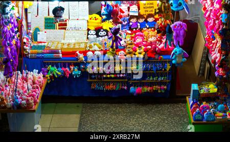 Stand de marché vendant des peluches au stade du club de football Racing Santander pendant les fêtes estivales Santander Cantabria Espagne Banque D'Images