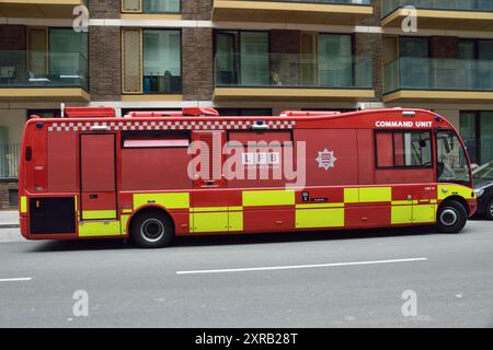 Divers véhicules du London Ambulance Service et de la London Fire Brigade étaient présents sur le site de construction de Riverscape sur Royal Crest Avenue à Silvertown, London Borough of Newham, E16, le 7 août. Le LFB a envoyé une unité de commandement ainsi que d'autres véhicules spécialisés. Banque D'Images