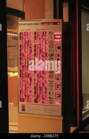 Venise, Italie - 26 septembre 2009 : affichage LED du taux de change des devises étrangères meilleur et changement rapide à Office Wall Night. Banque D'Images