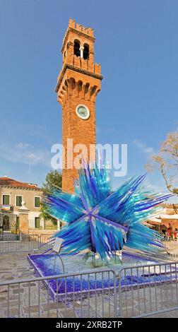 Venise, Italie - 24 septembre 2009 : célèbre sculpture en verre bleu devant la Tour de l'horloge au Campo Sainto Stefano place Murano Île Sunny Autum Day T Banque D'Images