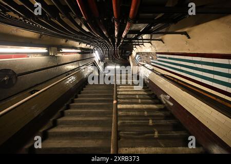 Je regarde un vieil escalier dans un tunnel désaffecté à la station de métro Holborn Banque D'Images