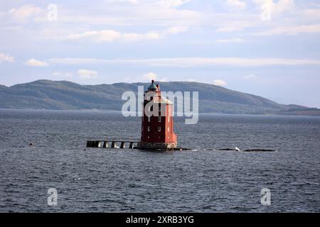 Phare de Kjeungskjaer au large de la côte norvégienne Banque D'Images