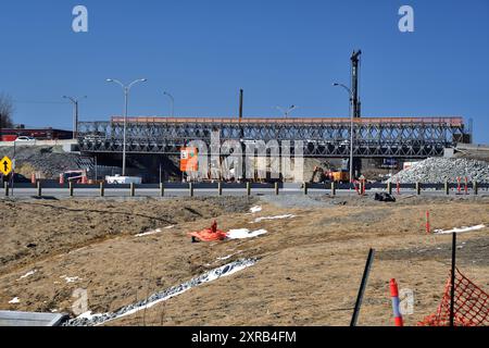 SHERBROOKE, QUÉBEC, CANADA - 7 avril 2024 Pont temporaire au-dessus de l'autoroute 410 pendant la construction de l'échangeur Darche. Banque D'Images