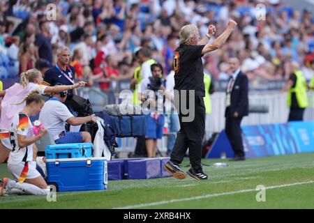 Lyon, France. 09 août 2024. Jeux olympiques, Paris 2024, football, femmes, match pour la troisième place, Espagne - Allemagne, Groupama Stadium, l'entraîneur national Horst Hrubesch encourage. Crédit : Marcus Brandt/dpa/Alamy Live News Banque D'Images