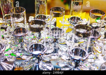 Rangée de vases en verre transparent avec une base argentée. Les vases sont disposés en ligne et sont tous de la même taille. Lunettes prêtes pour une occasion festive Banque D'Images