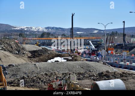 SHERBROOKE, QUÉBEC, CANADA - 7 avril 2024 Pont temporaire au-dessus de l'autoroute 410 pendant la construction de l'échangeur Darche. Banque D'Images