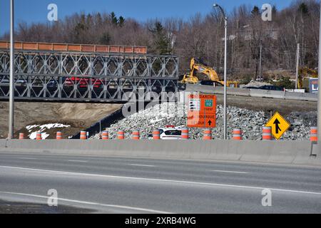 SHERBROOKE, QUÉBEC, CANADA - 7 avril 2024 Pont temporaire au-dessus de l'autoroute 410 pendant la construction de l'échangeur Darche. Banque D'Images